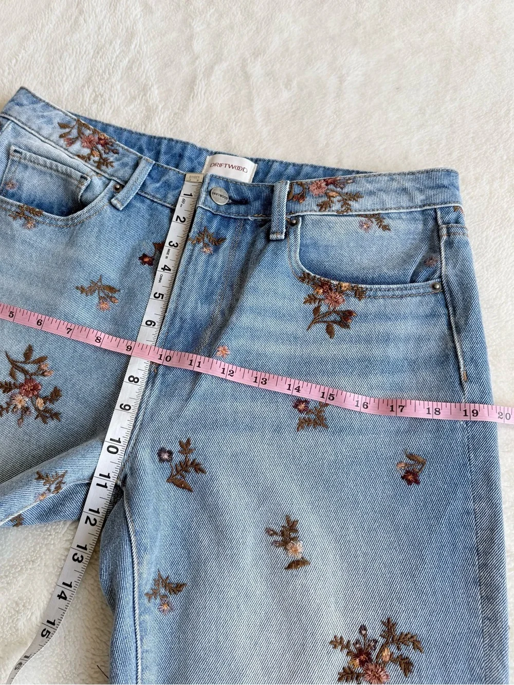 Driftwood NWOT Gizelle Embroidered Flowers Cropped Jeans W29